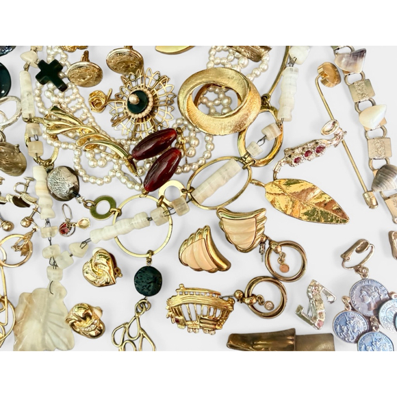 Huge Vintage Jewelry Lot 107 pcs Mixed Necklaces Bracelets Earrings Brooches - Picture 10 of 16
